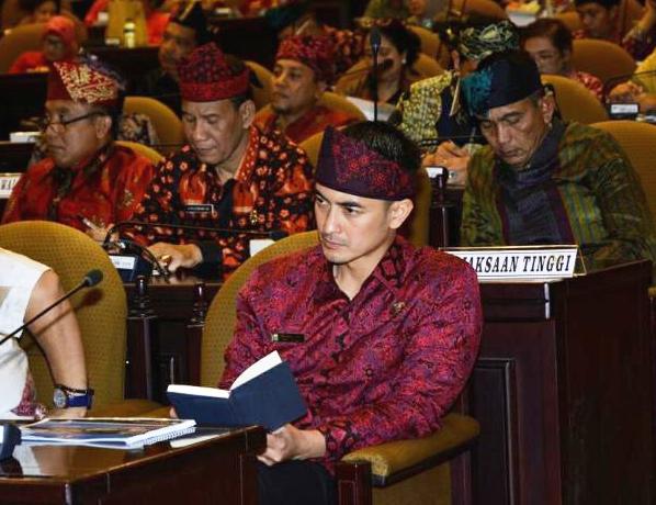 Zumi-Zola-pakai-lacak-jambi