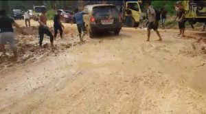 foto untuk berita mobil Inspektorat dilempari batu oleh warga 2