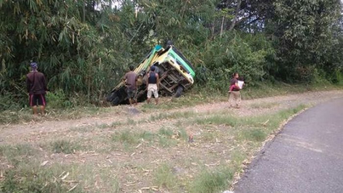 truk-pupuk-terbalik-di-kerinci_20171213_151855