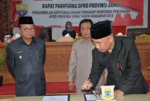 1294823895898439859384958934895839408590384905