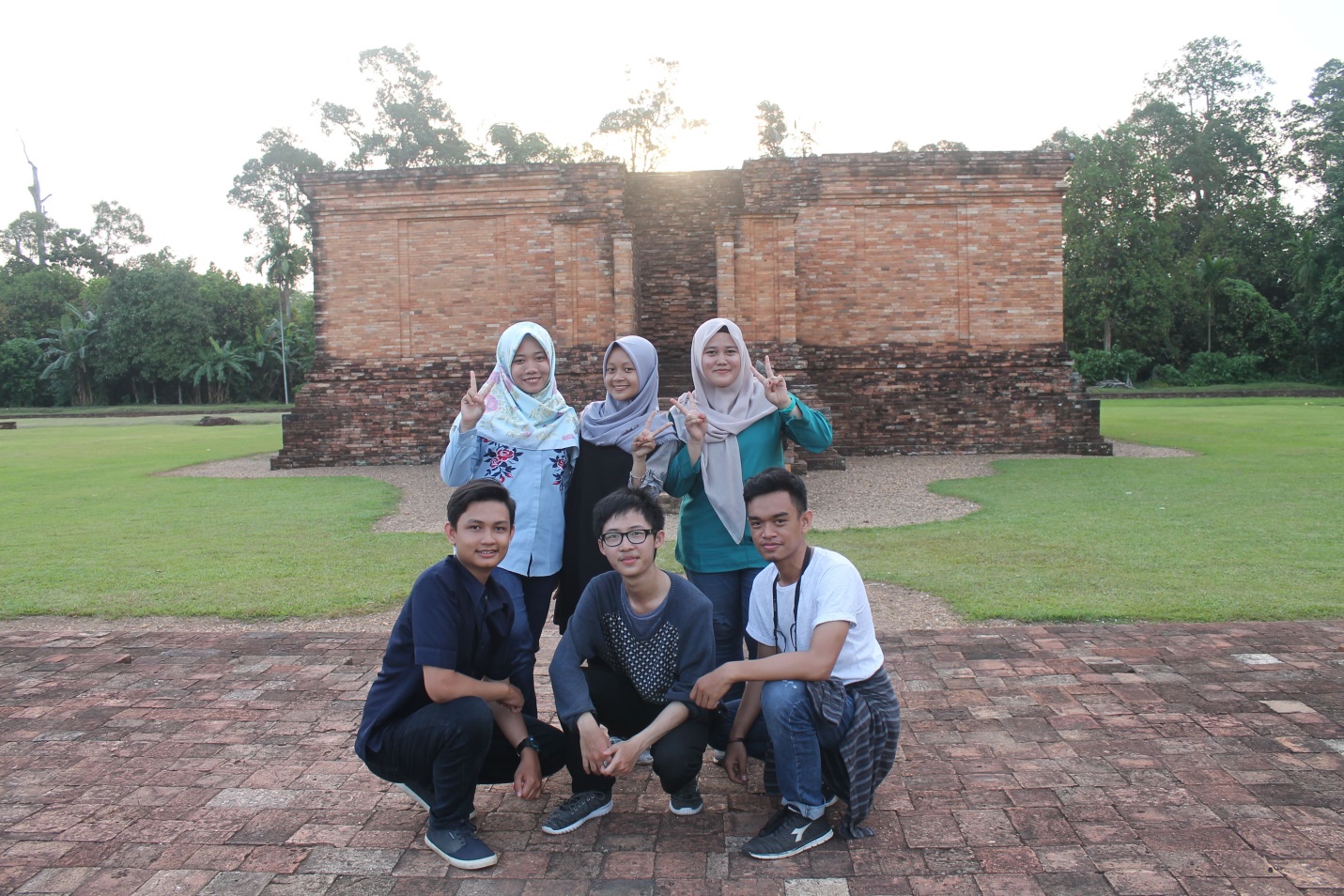 129847878327857827389478957283947823