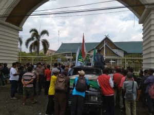 21489812848329489238948923