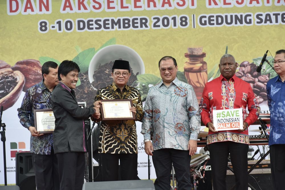 57pelaksana-tugas-plt-gubernur-jambi-fachrori-umar-saat-dianugerahi-penghargaan-perkebunan